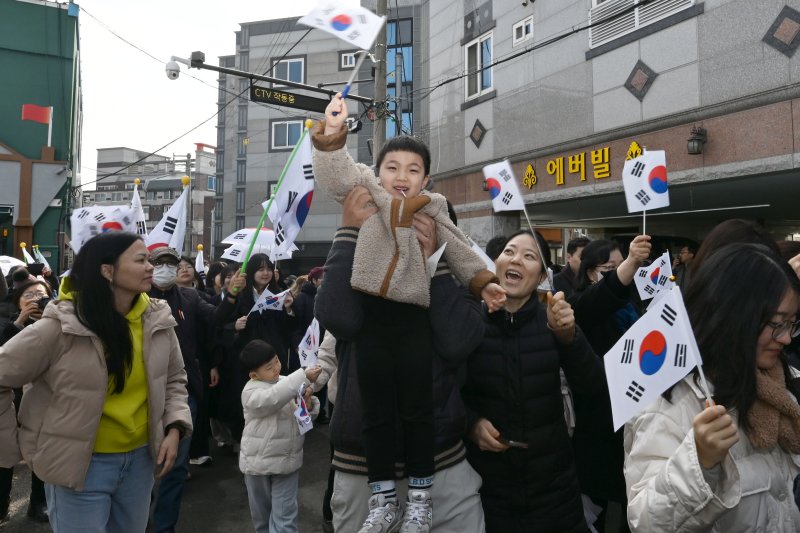 [토토 사이트 추천=뉴시스] 이영주 기자 = 제106주년 3·1절을 맞은 1일 오전 토토 사이트 추천 광산구 고려인마을에서 연해주 만세운동을 재연하는 거리 행진이 펼쳐지고 있다. 2025.03.01. leeyj2578@newsis.com