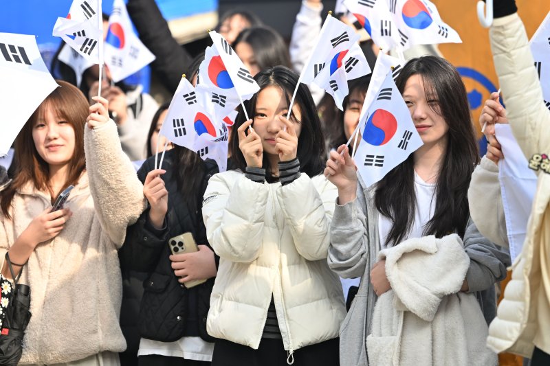 제106주년 3·1절을 맞은 1일 오전 보스 토토 광산구 고려인마을에서 대동여고 재학생들이 태극기를 흔들고 있다. 뉴시스