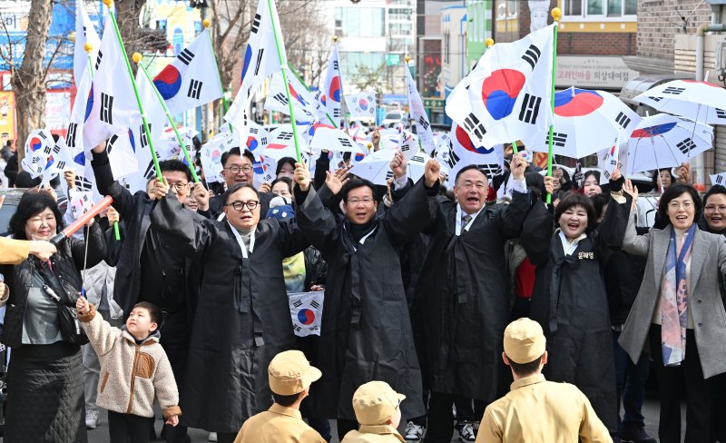 [토토 사이트 추천=뉴시스] 이영주 기자 = 제106주년 3·1절을 맞은 1일 오전 토토 사이트 추천 광산구 고려인마을에서 박병규(가운데) 광산구청장 등 내빈들과 마을 주민들이 '대한독립 만세'를 외치고 있다. 2025.03.01. leeyj2578@newsis.com