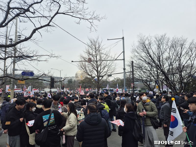 1일 오후 12시께 배트맨 토토 영등포구 여의도에 모인 보수 지지자들이 세이브코리아의 탄핵 반대 집회에 참석하기 위한 준비를 하고 있다. 사진=김동규 기자