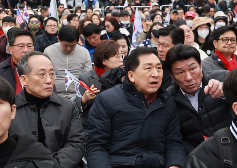 탄핵 반대 집회 참석한 국민의힘 의원들 (서울=연합뉴스) 신현우 기자 = 국민의힘 김기현, 추경호 의원 등이 1일 서울 여의대로에서 열린 세이브코리아 주최 '3·1절 국가비상기도회'에 참가하고 있다. 2025.3.1 nowwego@yna.co.kr (끝)