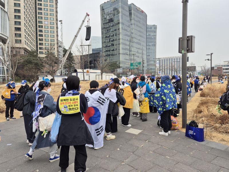 탄핵촉구 스포츠 토토 배트맨가 열리는 서울 종로구 열린송현녹지광장에 1일 스포츠 토토 배트맨 참여자들이 모여들고 있다. /사진=최은솔 기자