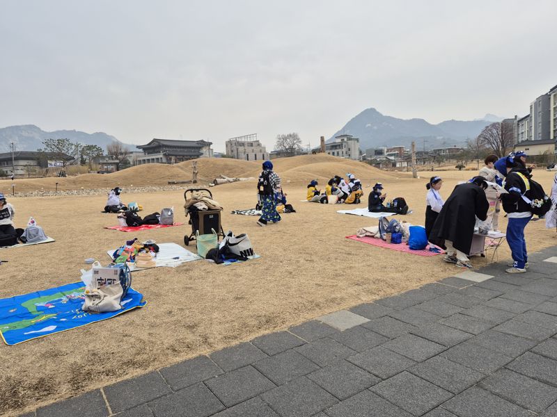 스포츠 토토 배트맨가 열리는 서울 종로구 열린송현녹지광장에 1일 스포츠 토토 배트맨 참여자들이 모여들고 있다. /사진=최은솔 기자