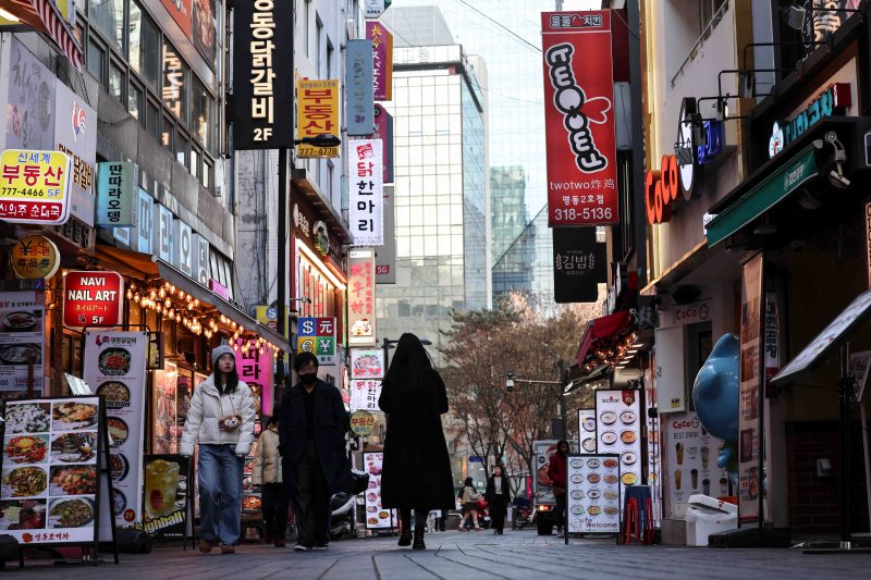 [서울=토토 랜드] 김근수 기자 = 24일 서울 시내의 식당 골목이 한산한 모습을 보이고 있다. 2024.12.24. ks@newsis.com