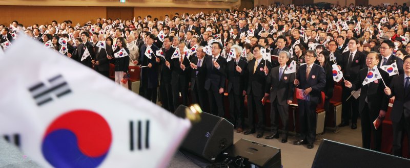 [서울=뉴시스] 조수정 기자 = 최상목 대통령 사설 토토 부총리 겸 기획재정부 장관이 1일 서울 중구 숭의여자대학교에서 열린 제106주년 3·1절 기념식에서 독립유공자 후손 등 참석자들과 함께 태극기를 흔들고 있다. 2025.03.01. chocrystal@newsis.com