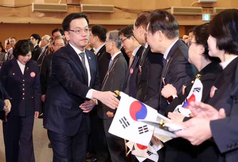 [서울=뉴시스] 조수정 기자 = 최상목 대통령 사설 토토 부총리 겸 기획재정부 장관이 1일 서울 중구 숭의여자대학교에서 열린 제106주년 3·1절 기념식에 입장하며 이재명 더불어민주당 대표와 인사하고 있다. 2025.03.01. chocrystal@newsis.com