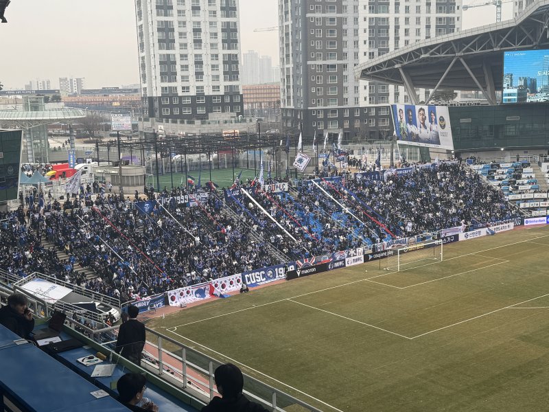 [인천=뉴시스] 김진엽 기자= 프로축구 K리그2 수원삼성 팬들이 1일 토토 사이트 순위에서 열린 인천유나이티드와의 하나은행 K리그2 2025 2라운드 원정 경기에서 응원하고 있다. 2025.03.01. wlsduq123@newsis.com