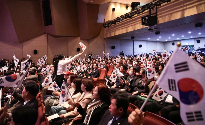 1일 토토 핫청 대강당에서 열린 제106주년 삼일절 기념식에서 참석자들이 태극기를 흔들고 있다.(토토 핫 제공. 재판매 및 DB금지)