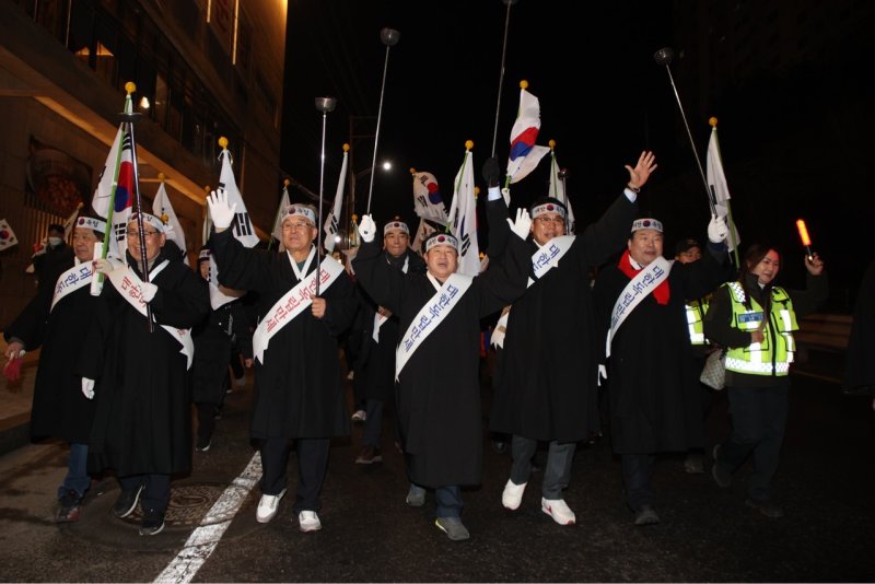 1919년 보스 토토시 화도읍 일대에서 거행된 횃불행진을 재현하고 있는 주광덕 보스 토토시장과 주민들. (사진=보스 토토시 제공) photo@newsis.com *재판매 및 DB 금지