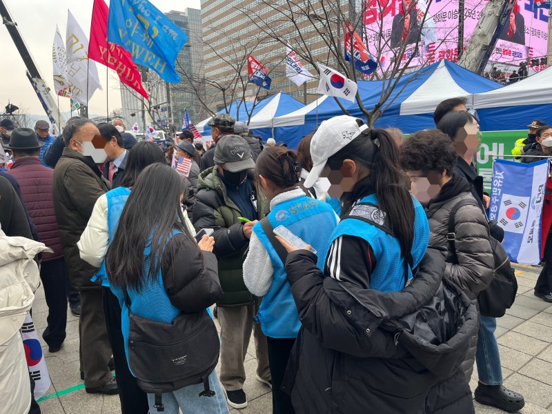 1일 서울 광화문에서 열린 대한민국바로세우기운동본부 집회에서 청소년들이 자유마을 메이저 토토 사이트 운동을 하는 모습. 2025.3.1/뉴스1 ⓒ News1 김종훈 기자