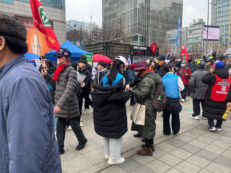 1일 서울 광화문에서 열린 대한민국바로세우기운동본부 집회에서 청소년들이 자유마을 메이저 토토 사이트 운동을 하는 모습. 2025.3.1/뉴스1 ⓒ News1 김종훈 기자