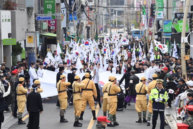 [토토 사이트=뉴시스] 원동화 기자 = 토토 사이트 동래구는 1일 오전 제106주년 3·1절을 맞아 토토 사이트3.1독립운동기념탑, 내성초등학교, 만세거리, 동래구청에서 '동래 3·1독립만세운동' 재현 행사를 개최했다. 행사에 참여한 시민들이 태극기를 흔들고 있다. (사진=동래구 제공) 2025.03.01. photo@newsis.com *재판매 및 DB 금지