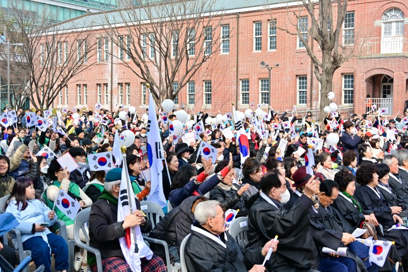 [부산=뉴시스] 원동화 기자 = 부산 서구에서는 `제4회 서구민과 함께하는 3.1운동 기념토토 사이트'가 동아대 부민캠퍼스에서 진행됐다. 행사는 1000여 명의 주민들이 참가했으며 기념식이 끝난 뒤에는 참가자 전원이 취타대를 선두로 동아대 부민캠퍼스에서 구덕운동장 정문에 이르는 1.5㎞ 구간을 함께 걸으며 3.1 운동 당시를 재현하는 만세행진이 이어졌다. (사진=서구 제공) 2025.03.01. photo@newsis.com *재판매 및 DB 금지