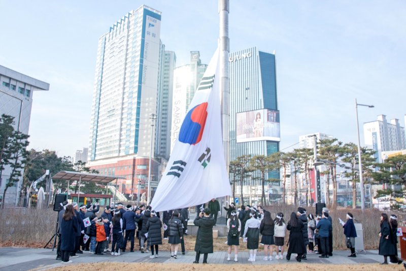 [토토 사이트=뉴시스] 원동화 기자 = 토토 사이트 금정구는 1일 오전 경부고속도로 입구 만남의광장에서 제106주년 3·1절 나라사랑 대형 태극기 게양식을 개최했다. 대형 태극기는 가로 12m, 세로 8m 크기다. 금정구 만남의광장 대형 태극기의 게양대 높이 51.5m, 국기봉 지름 0.8m이며, 2002년 11월부터 대형 태극기가 게양됐다. (사진=금정구 제공) 2025.03.01. photo@newsis.com *재판매 및 DB 금지