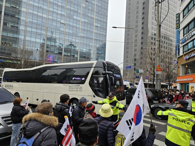 [서울=뉴시스] 이태성 기자 = 삼일절인 1일 오후 서울 종로구 새문안로 일대에서 경찰이 보스 토토를 안내하고 있다. 2025.03.01 victory@newsis.com *재판매 및 DB 금지