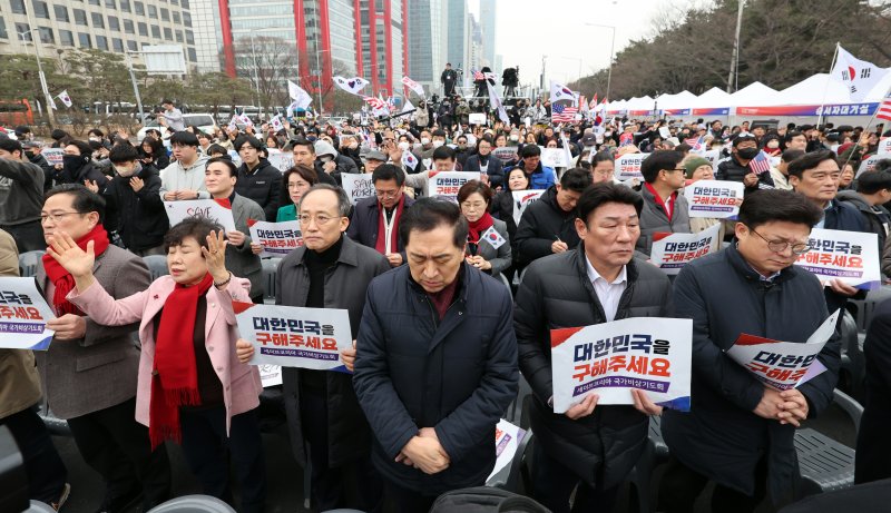 국민의힘 토토 사이트들이 1일 오후 서울 영등포구 여의도 여의대로에서 열린 '세이브코리아 3·1절 국가비상기도회'에서 참석자들과 함께 윤석열 대통령 탄핵 기각을 촉구하고 있다. /사진=뉴스1화상