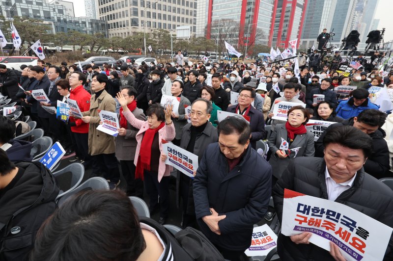 국민의힘 의원들이 1일 오후 서울 영등포구 여의도 여의대로에서 열린 '세이브코리아 3·1절 국가비상기도회'에서 참석자들과 함께 윤석열 대통령 탄핵 기각을 촉구하고 있다. 2025.3.1/뉴스1 ⓒ News1 황기선 기자