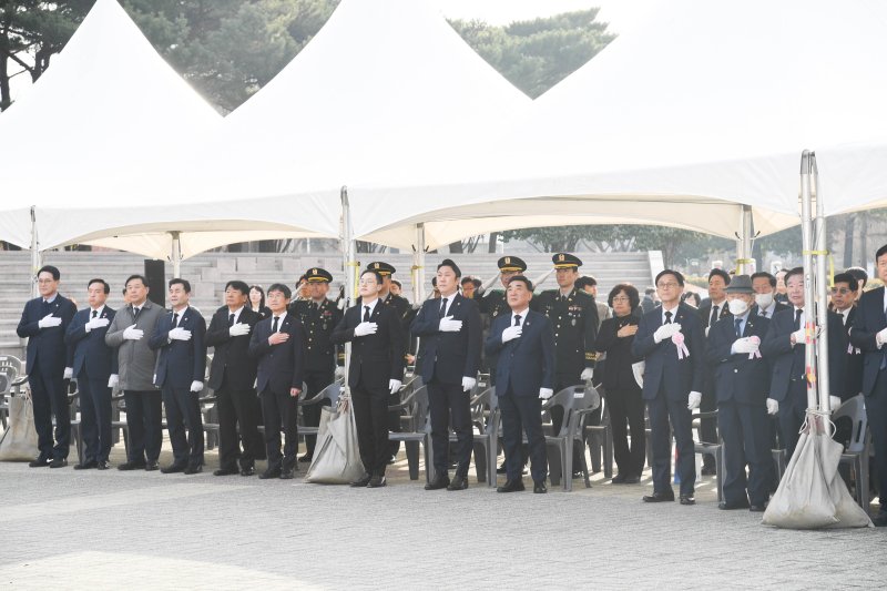 1일 토토 커뮤니티 남구 달동 문화공원 내 토토 커뮤니티항일독립운동기념탑 앞에서 토토 커뮤니티시와 시의회 관계자들이 참배에 앞서 국기에 대한 경례를 하고 있다. (토토 커뮤니티시의회 제공. 재판매 및 DB 금지) /뉴스1