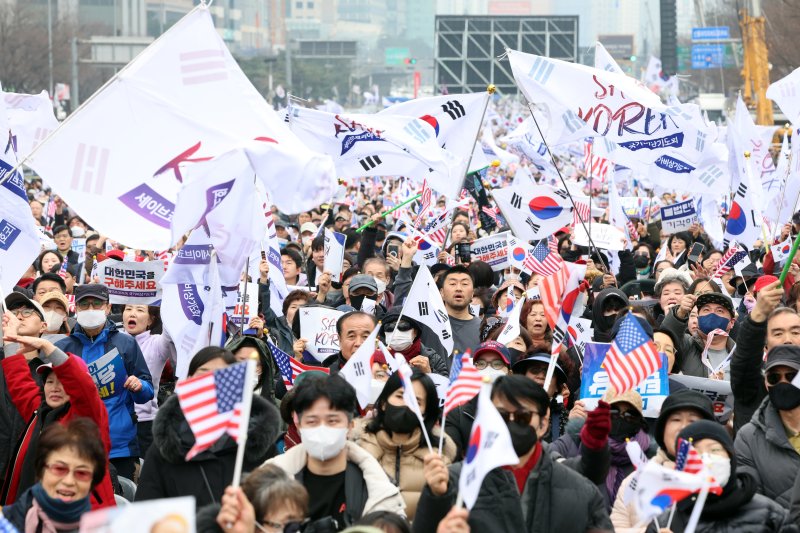 1일 오후 서울 영등포구 여의도 여의대로에서 열린 '세이브코리아 3·1절 국가비상기도회'에서 참석자들이 윤석열 대통령 탄핵 기각을 촉구하고 있다. /사진=뉴스1화상