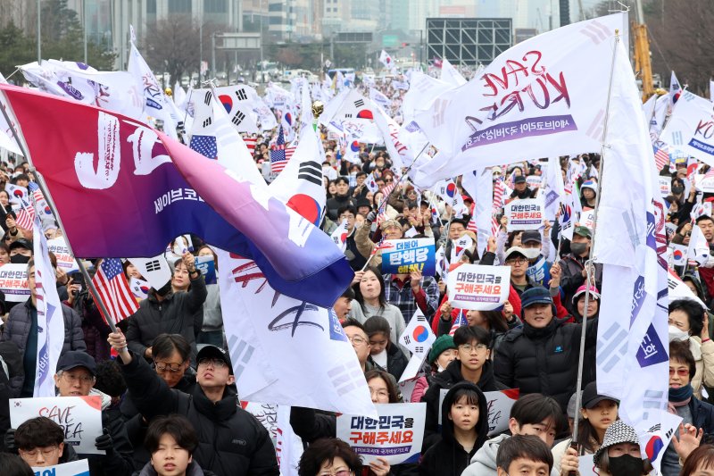 1일 오후 서울 영등포구 여의도 여의대로에서 열린 '세이브코리아 3·1절 국가비상기도회'에서 참석자들이 윤석열 대통령 탄핵 기각을 촉구하고 있다. /사진=뉴스1화상