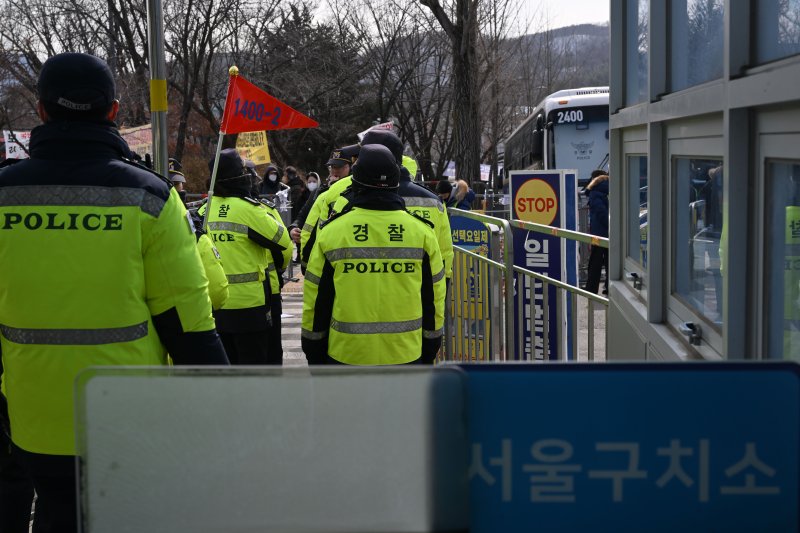 [의왕=뉴시스] 국회사진기자단 = 5일 경기 의왕시 서울보스 토토에서 경찰병력들이 배치되어 있다. 이날 서울보스 토토에서는 윤석열 정부의 비상계엄 선포를 통한 내란 혐의 진상규명 국정조사 특별위원회 현장조사가 열렸다.2025.02.05. photo@newsis.com