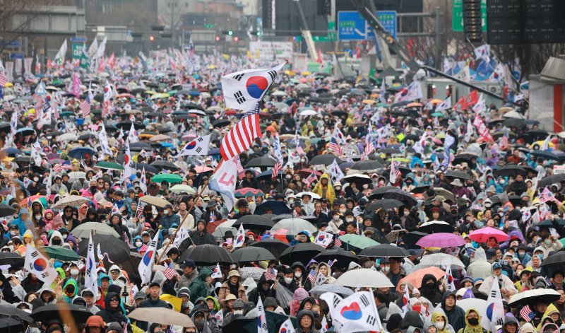 1일 서울 세종대로에서 대한민국바로세우기국민운동본부가 윤석열 대통령 탄핵 반대 사설 토토를 하고 있다. 연합뉴스