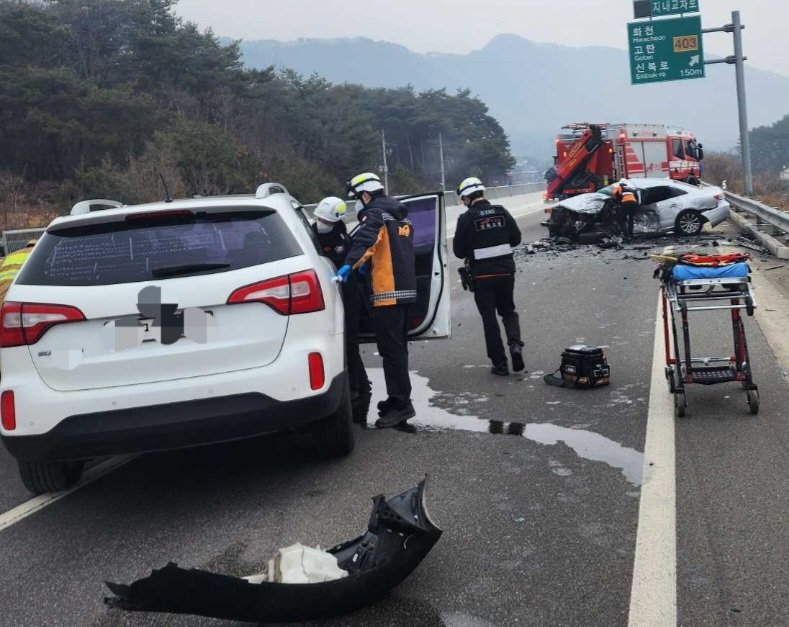 [푼천=뉴시스] 1일. 소방당국은 이날 오전 9시 5분경 강원 사설 토토 신북읍 지내리 사설 토토 순환대로 쌍룡교 인근에서 그랜저와 쏘렌토가 충돌하는.사고가 발생했다고 밝혔다. 강원특별자치도 소방본부 제공. *재판매 및 DB 금지