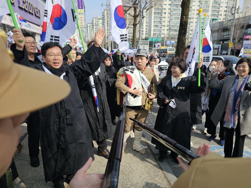 1일 광주 광산구 월곡동에서 열린 106주년 삼일절 및 연해주 고려인사설 토토운동 행사에 참여한 박병규 광산구청장 등 독립운동가로 분장한 참가자들이 순사복장을 한 이들과 대치하는 모습을 연출하고 있다.2025.3.1./뉴스1 ⓒ News1 서충섭 기자