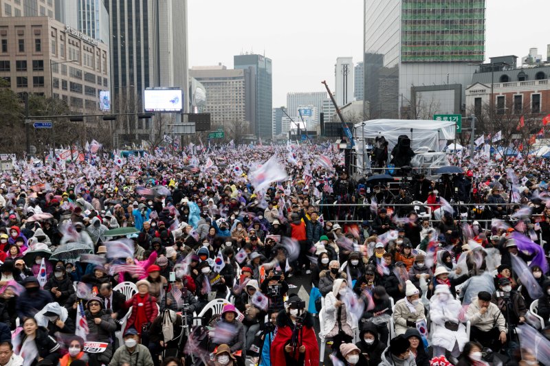 1일 오후 토토 사이트 추천 광장 일대에서 열린 천만 토토 사이트 추천 국민대회에서 참가자들이 윤석열 대통령 탄핵 기각을 촉구하고 있다. 2025.3.1/뉴스1