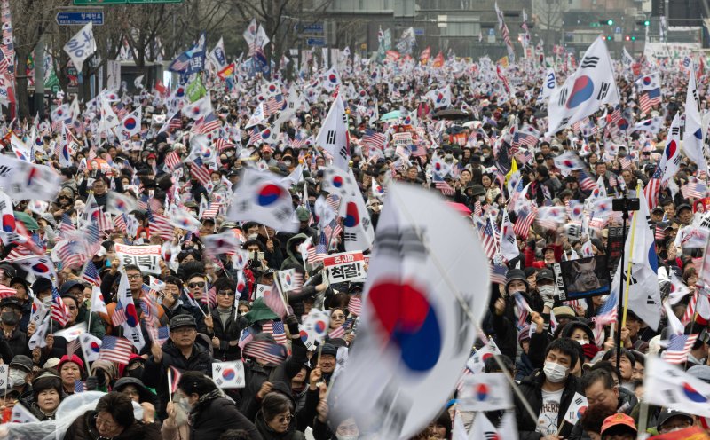 1일 오후 광화문 광장 일대에서 열린 천만 광화문 국민대회에서 참가자들이 윤석열 대통령 토토 사이트 추천 기각을 촉구하고 있다. 2025.3.1/뉴스1