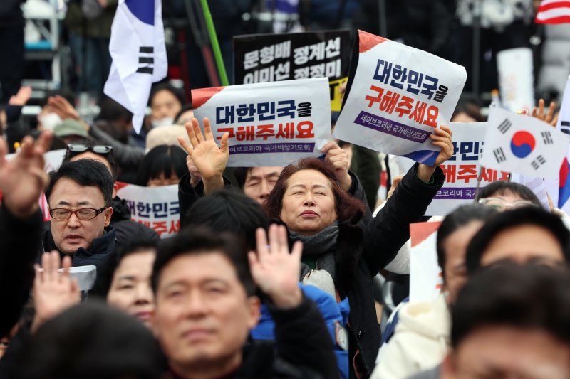 1일 오후 서울 영등포구 토토 사이트 추천 여의대로에서 열린 '세이브코리아 3·1절 국가비상기도회'에서 참석자들이 윤석열 대통령 탄핵 기각을 촉구하고 있다. 2025.3.1/뉴스1 ⓒ News1 황기선 기자