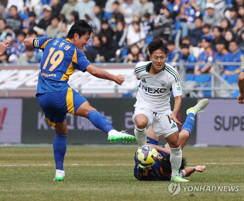 드리블 돌파하는 이승우 (출처=연합뉴스)