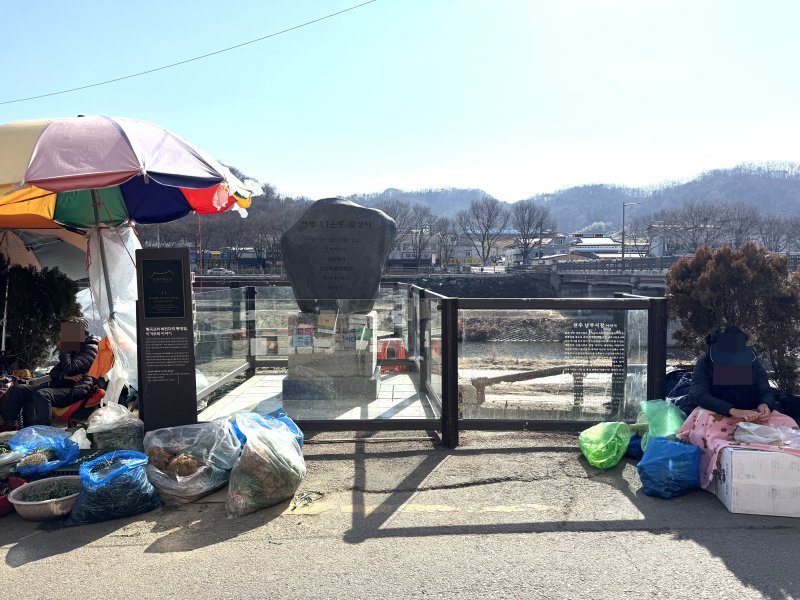 전북 젠 토토시 완산구 전동 남부시장에 있는 '전주 3·1운동 발상지 기념비'가 노점상에 둘러싸여있다. ⓒ News1 장수인 기자