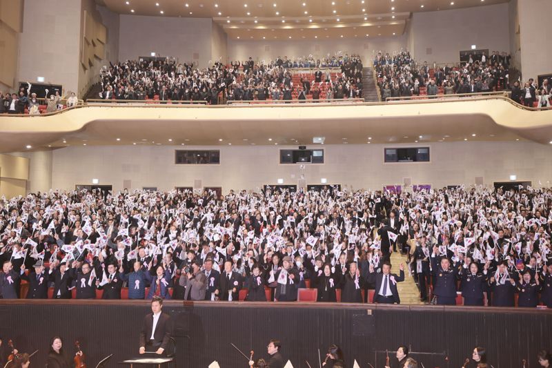 1일 토토 사이트 추천문화예술회관에서 열린 제106주년 3.1절 기념식에서 참석한 시민들이 태극기를 흔들며 대한독립 만세를 외치고 있다. 토토 사이트 추천시 제공