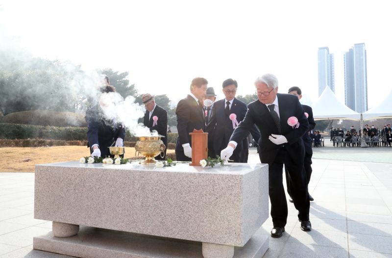 제106주년 3·1절을 맞아 1일 토토 사이트 추천항일운동기념탑에 헌화하는 광복회 회원들. 토토 사이트 추천시 제공