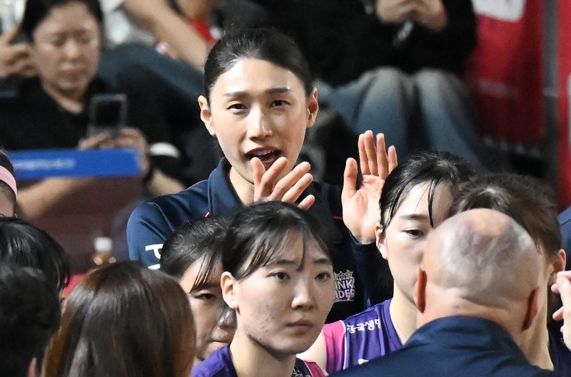 사설 토토과의 원정 경기에서 벤치를 지킨 김연경. (한국배구연맹 제공)