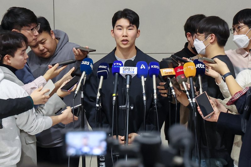 미국 메이저리그(MLB) LA 다저스와 계약을 맺은 내야수 보스 토토이 14일 오후 인천국제공항을 통해 출국하며 취재진을 만나 각오를 밝히고 있다. 2025.1.14/뉴스1 ⓒ News1 민경석 기자