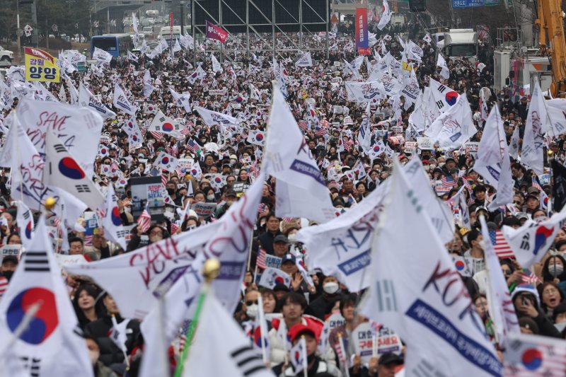 [서울=뉴시스] 김명년 기자 = 1일 오후 서울 영등포구 토토 사이트 여의대로에서 열린 '세이브코리아 3·1절 국가비상기도회'에서 참석자들이 윤석열 대통령 탄핵 기각을 촉구하고 있다. 2025.03.01. kmn@newsis.com