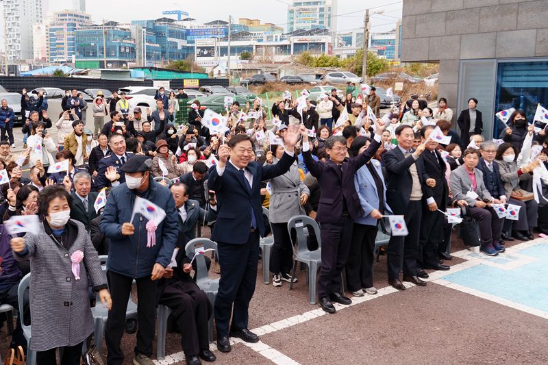 울산 사설 토토가 주최한 제106주년 3.1절 기념식이 1일 일산동 보성학교 전시관 앞에서 열렸다. 그동안 울산 사설 토토지역에서는 민간단체가 3.1절 기념식 열어왔으나 사설 토토청이 직접 개최한 것은 이번이 처음이다. 울산 사설 토토 제공