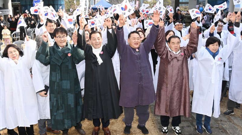 [수원=뉴시스] 1일 경기 수원박물관 중정에서 열린 제106주년 3·1절 기념행사에서 이재준 사설 토토장이 다른 참석자들과 함께 순국선열을 기리기 위한 만세삼창을 부르고 있다. (사진=사설 토토 제공) 2025.03.01. photo@newsis.com *재판매 및 DB 금지