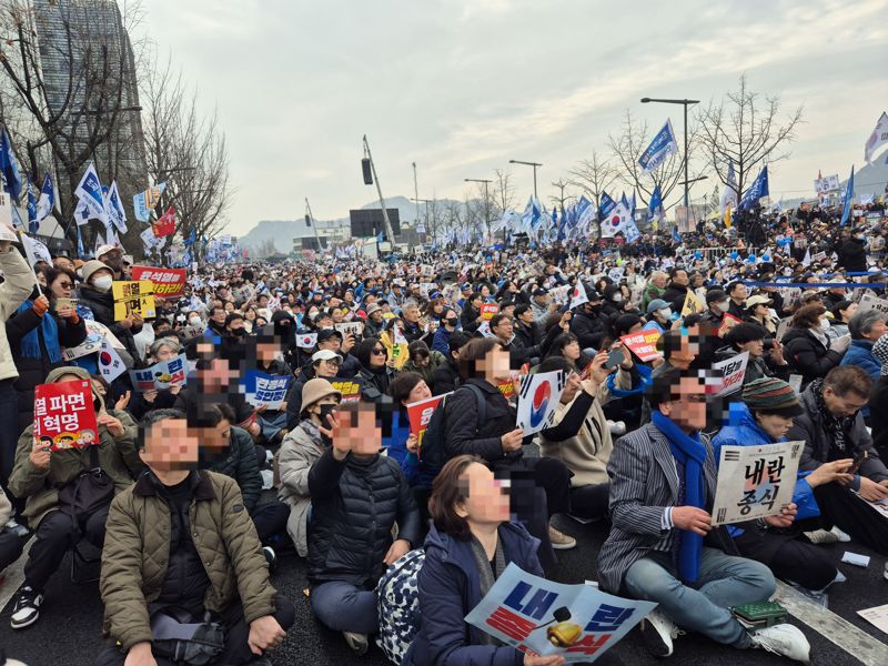 더불어민주당 등 야권 스포츠 토토이 1일 오후 서울 종로구 안국역 삼거리에서 개최한 '내란종식·민주헌정수호를 위한 윤석열 파면 촉구 범국민대회'에 참여한 시위대가 구호를 외치고 있다./사진=최은솔 기자