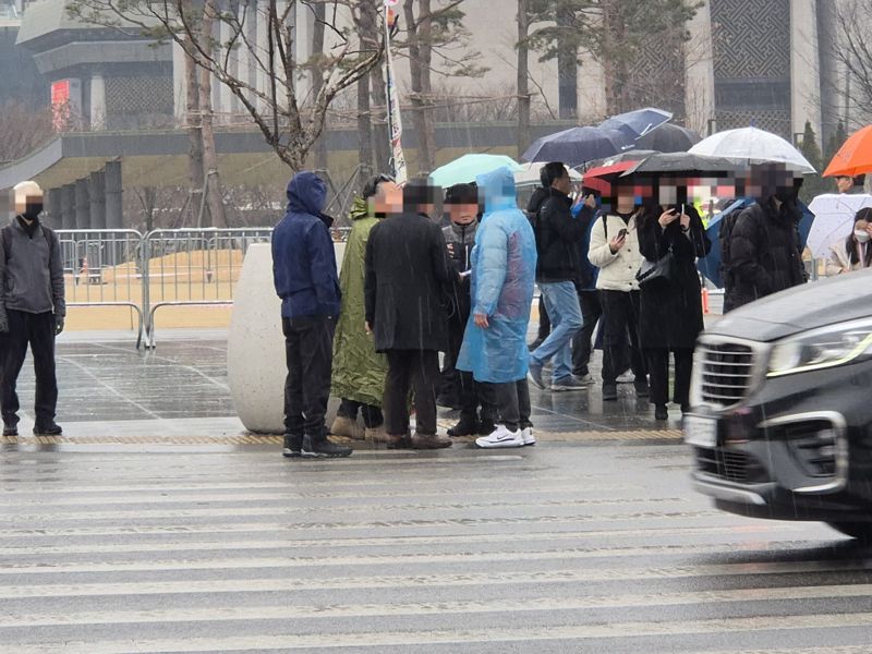 스포츠 토토에 찬성하는 시위자와 반대 시위자가 1일 오후 2시쯤 서울 종로구 광화문 앞 횡단보도에서 언쟁하고 있다. /사진=최은솔 기자