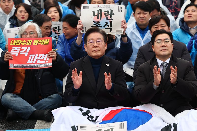 [서울=뉴시스] 김근수 기자 = 토토 베이 더불어민주당 대표가 1일 서울 종로구 안국역 인근에서 열린 3.1절 야5당 공동 내란종식 및 민주헌정수호를 위한 윤석열 파면 촉구 범국민대회에 참석해 있다. 2025.03.01. ks@newsis.com