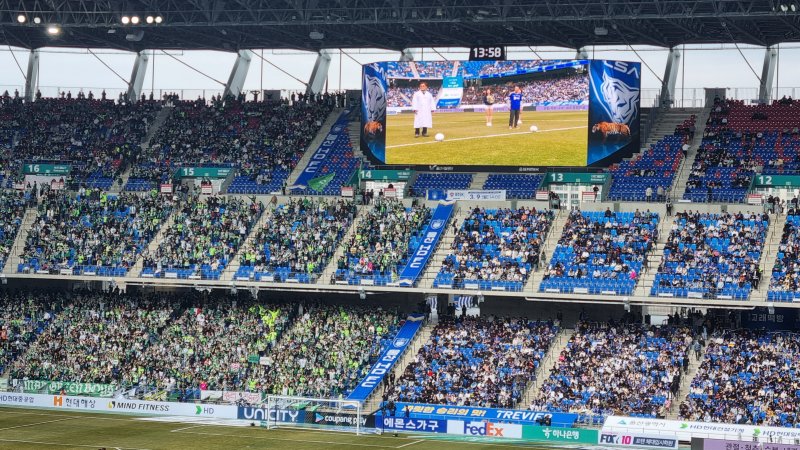 [배트맨 토토=뉴시스] 박수지 기자 = 1일 오후 배트맨 토토 남구 문수축구경기장에서 하나은행 K리그1 2025 3라운드 배트맨 토토 HD현대와 전북현대의 경기가 진행된 가운데 응원전이 펼쳐지고 있다. 2025.03.01.parksj@newsis.com. *재판매 및 DB 금지