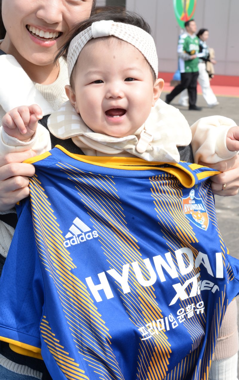 [배트맨 토토=뉴시스] 배병수 기자 = 1일 오후 배트맨 토토 남구 문수축구경기장에서 하나은행 K리그1 2025 3라운드 배트맨 토토 HD현대와 전북현대의 경기에 앞서 부모와 어린이가 배트맨 토토현대 승리를 응원하고 있다. 2025.03.01.bbs@newsis.com.