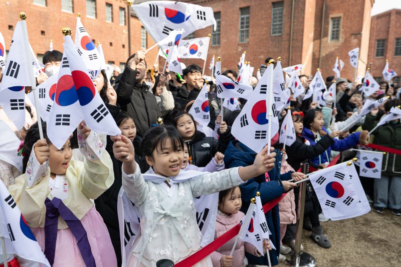 3.토토 커뮤니티인 1일 서울 서대문형무소에서 열린 '1919 그날의 함성'에서 참가자들이 태극기를 흔들고 있다. 2025.3.1/뉴스1 ⓒ News1 이승배 기자