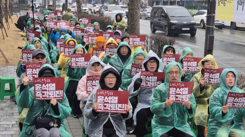 [토토=뉴시스] 연현철 기자 = 1일 오후 4시 충북도청 서문 앞에서 열린 윤석열 대통령 퇴진 촉구 집회에서 참석자들이 피켓을 들고 관련 구호를 외치고 있다. 2025.03.01. yeon0829@newsis.com