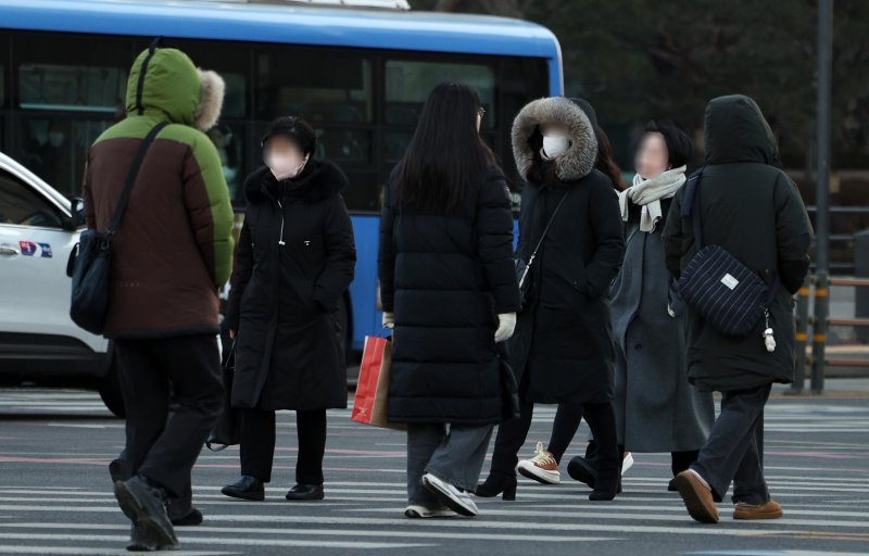 [메이저 토토 사이트=뉴시스] 고범준 기자 = 연일 강추위가 이어지고 있는 20일 오전 메이저 토토 사이트 종로구 세종대로사거리에서 시민들이 발걸음을 옮기고 있다. 2025.02.20. bjko@newsis.com