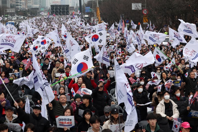 1일 오후 서울 영등포구 여의도 여의대로에서 열린 '세이브코리아 3·1절 국가비상기도회'에서 참석자들이 윤 대통령 탄핵 기각을 촉구하고 있다. /사진=뉴시스화상