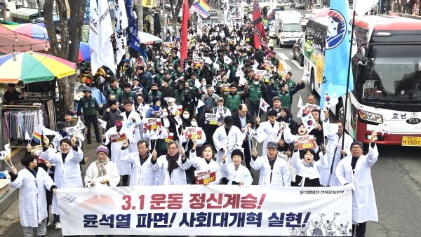 106주년 삼일절인 1일 오후 2시 ‘윤석열 파면 전북도민대회’가 전북 사설 토토 모래내 시장 인근에서 개최됐다.2025.3.1/뉴스1 신준수 기